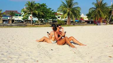 <strong>性感</strong>的有趣的女性假期享受生活海滩阳光明媚的蓝色的白色沙子背景